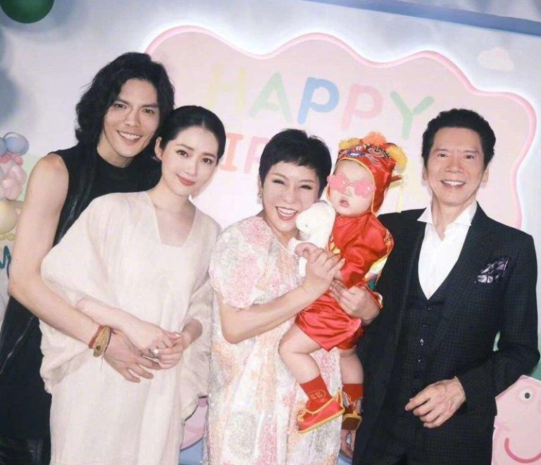 向佐曾交拜金女… 向太亲自出手拆散 只有「她」最受宠 向佐(左起)、郭碧婷、陈岚、向华强一家感情紧密。(取材自微博)