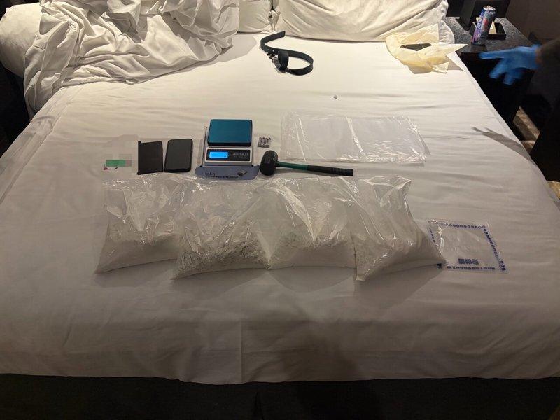 运毒集团在马来西亚将海洛因藏进薯粉饼罐,以随身行李走私到台湾,刑事局在台北市某饭...