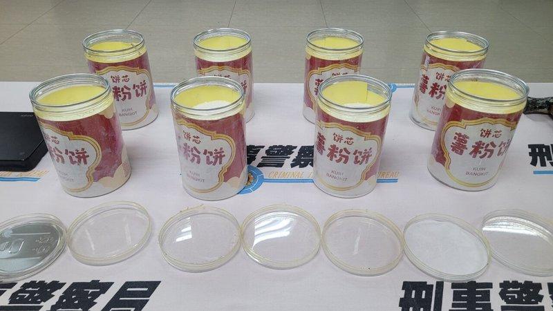 运毒集团在马来西亚将海洛因藏进薯粉饼罐,以随身行李走私来台,刑事局搜出价值400...