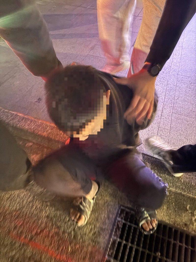运毒集团在马来西亚将海洛因藏进薯粉饼罐,以随身行李走私来台,刑事局在台北市某饭店...