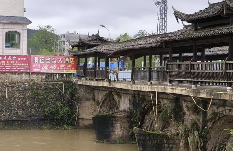 4月6日晚,长汀县新桥镇一辆小型汽车坠入桥下河道,事故造成5人死亡。现场可见桥一...