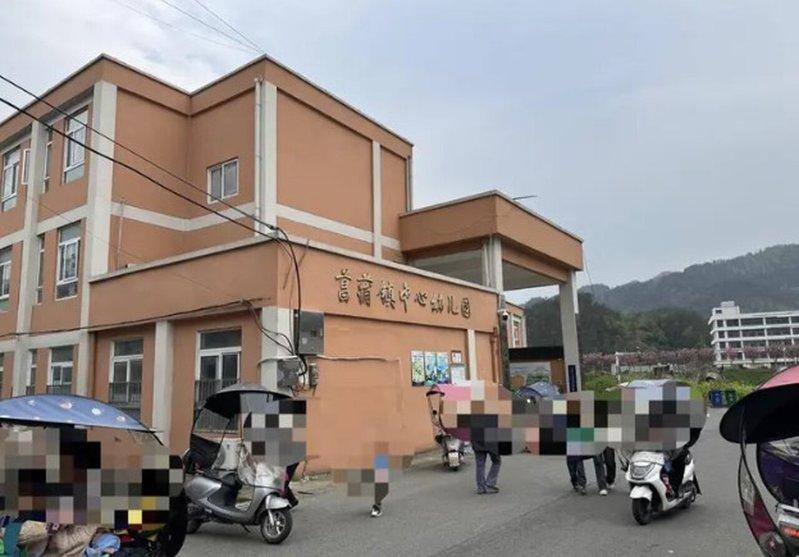 幼儿园门口。(取材自红星新闻)