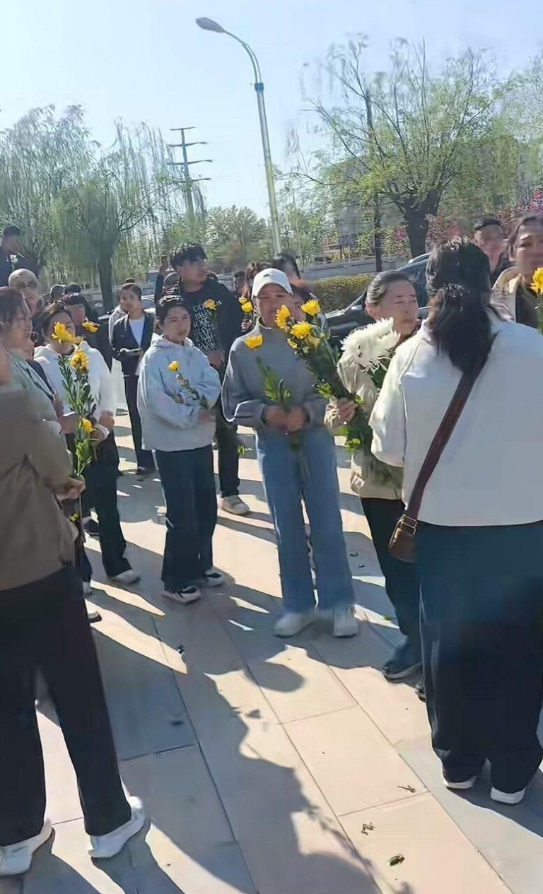 谁也上不来…河北3男救落水女 4人均遇难 事发地摆满鲜花 晋州市市民自发性地前往事发地摆上鲜花。(视频截屏)