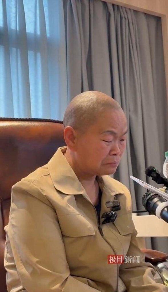 「为亡弟追凶27年」 姊曝被告辩称弟自滑刀上、态度更差 出庭后的李海玉心情低落。(取材自极目新闻)
