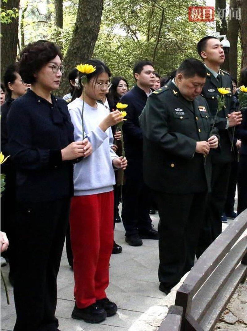 毛新宇携家人敬献花篮。（取材自极目新闻）
