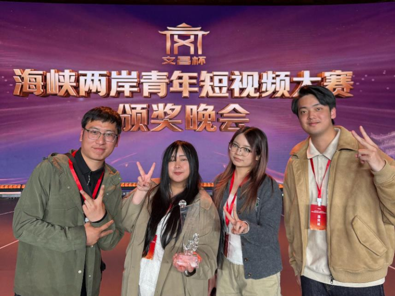 1500多件作品脱颖而出 「七桃到绵阳」AI音乐短片获奖 两岸媒体人于绵阳参与线下极限拍摄,作品「七桃到绵阳」获三等奖,于颁奖晚会合影。图...