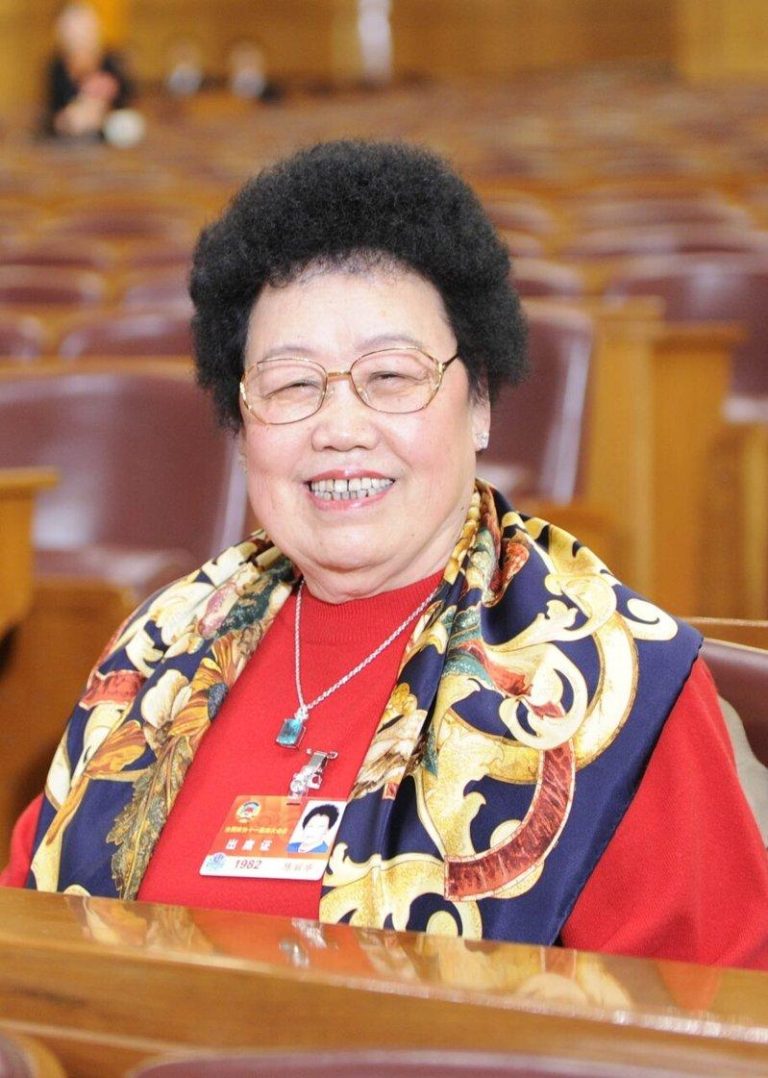 收藏紫檀木还成立博物馆 前中国女首富陈丽华85岁离世 被喻为「第一富婆」的富华国际集团荣誉主席、中国紫檀博物馆馆长陈丽华,4月5日在北...