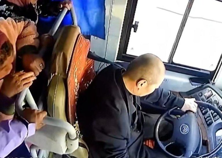 宁夏56岁司机突发病 用生命最后5秒煞车 悬崖边保住45人命 周岐红在驾驶中突感不适,左手仍紧紧握住方向盘。(视频截屏)