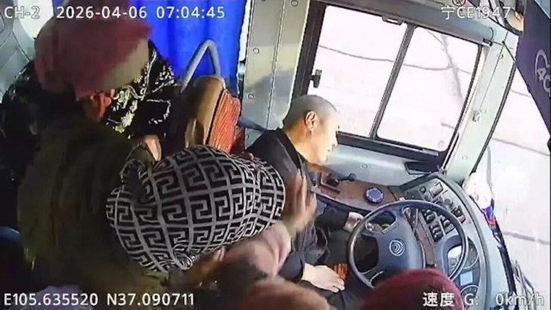周岐红停下车后,整个人瘫软在驾驶座上,失去意识。(视频截屏)