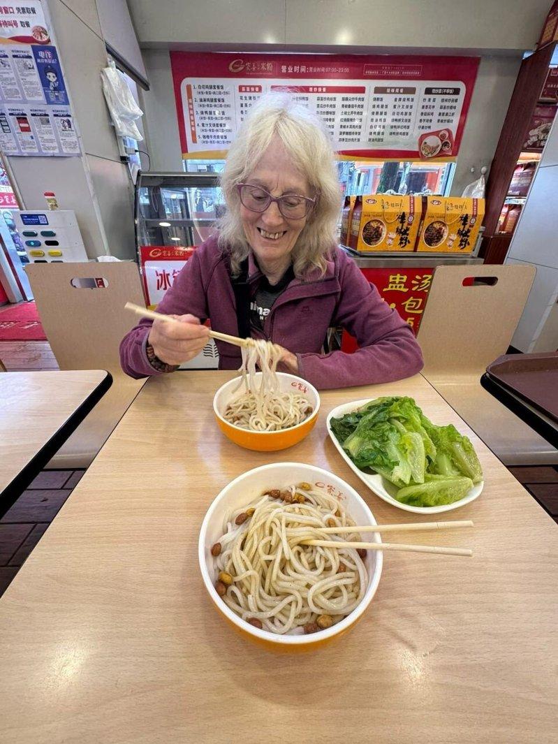 Gill在品尝桂林米粉。（取材自潇湘晨报）