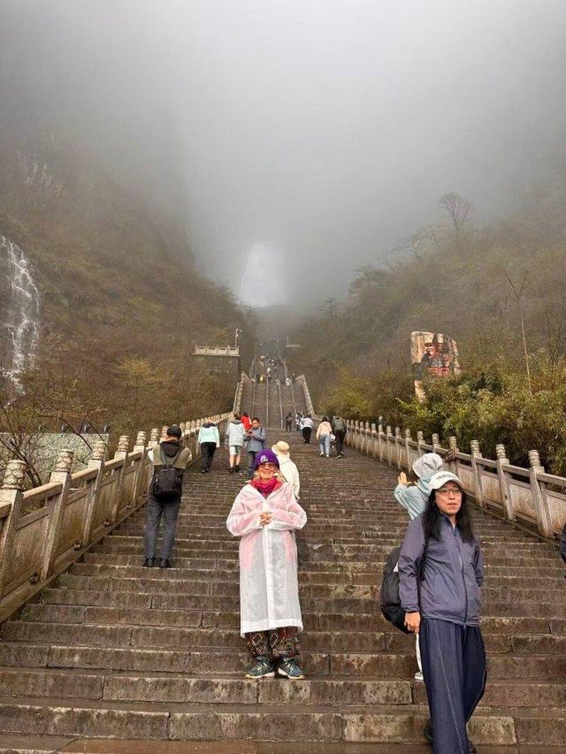 Gill爬上了天门山999级天梯。（取材自潇湘晨报）