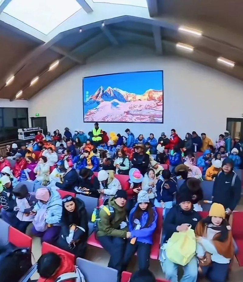 清明假期期间，云南丽江著名景点玉龙雪山发生大规模游客滞留意外。（取材自微博）
