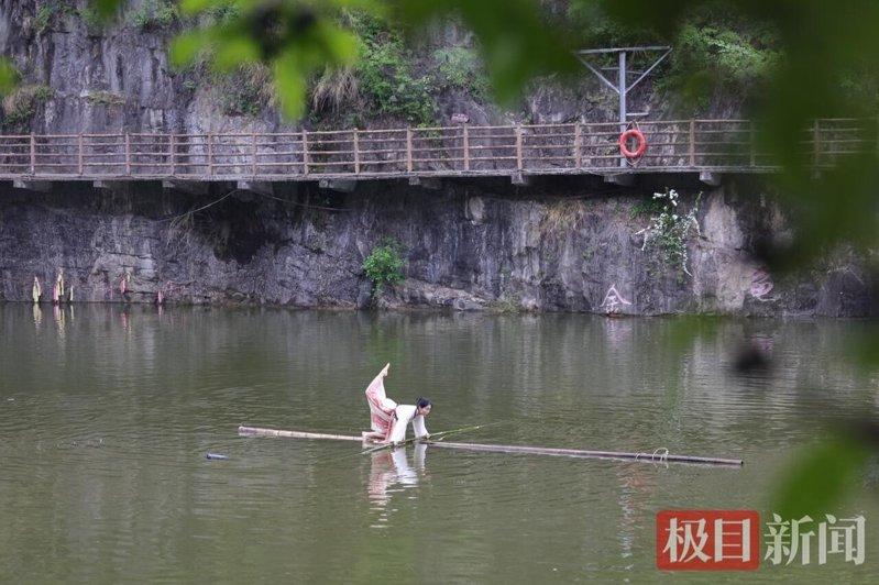 杨琴芝正在表演非遗绝活「独竹漂」。（取材自极目新闻）