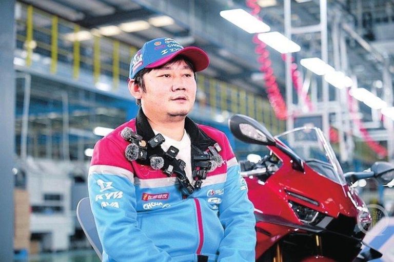 一战封神… 张雪逆袭之路 从修机车学徒到世界冠军 张雪机车接受媒体采访。(取材自华西都市报}