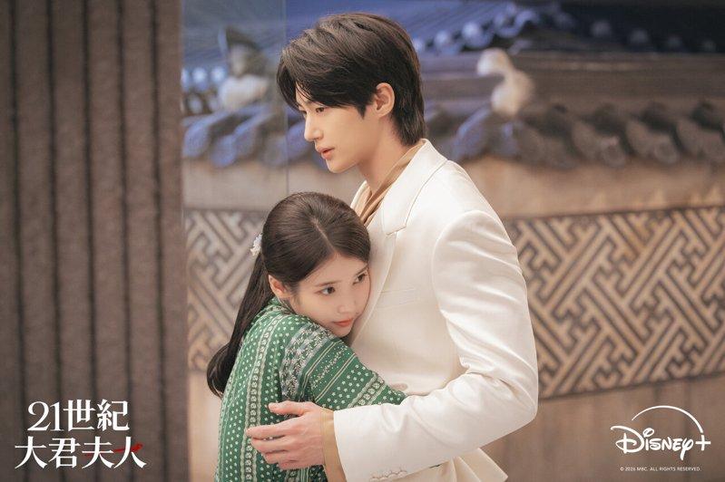 IU(左)在新戏中主动出击倒追边佑锡(右)。(图/Disney+提供)