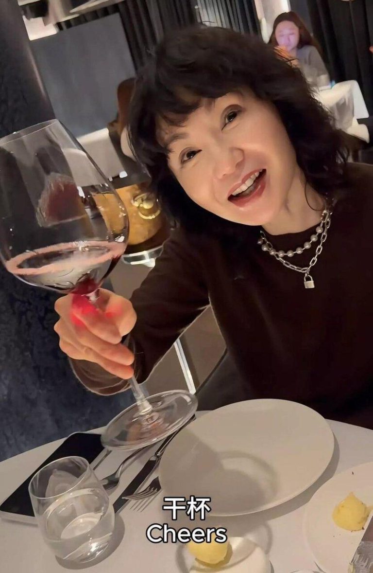 61岁张曼玉为好友庆生 穿搭「老钱风」吃漂亮饭 张曼玉为朋友庆生,打扮贵气,还小酌红酒大啖米其林一星美食。(视频截屏)
