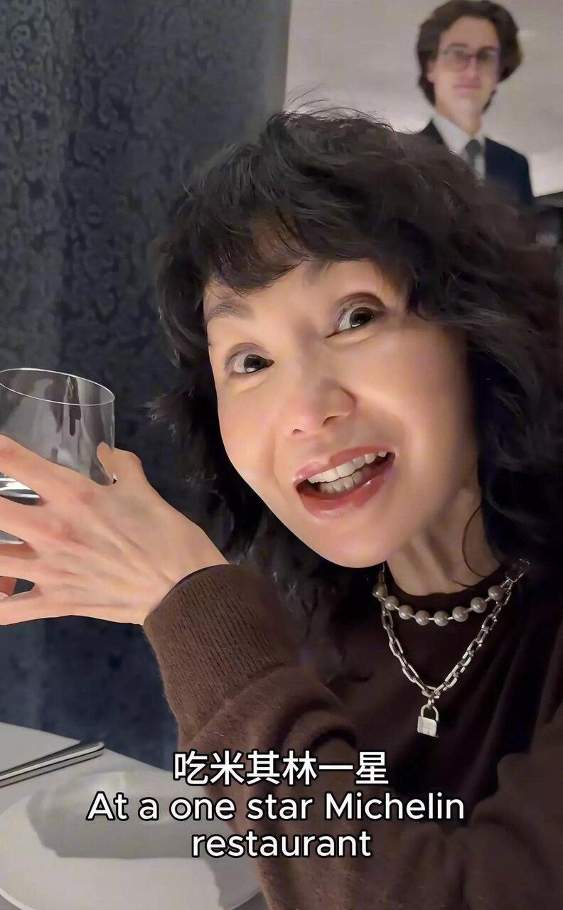 张曼玉为朋友庆生,打扮贵气,还小酌红酒大啖米其林一星美食。(视频截屏)