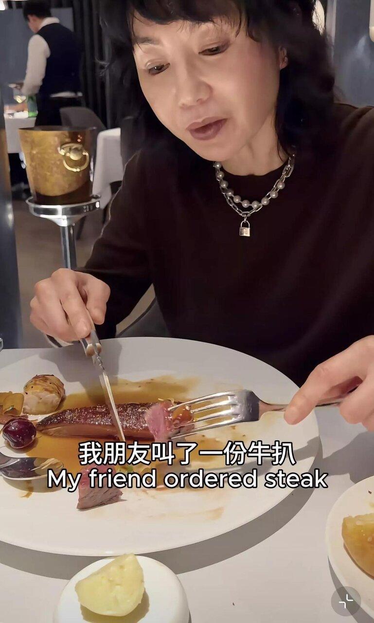 张曼玉为朋友庆生,打扮贵气,还小酌红酒大啖米其林一星美食。(视频截屏)