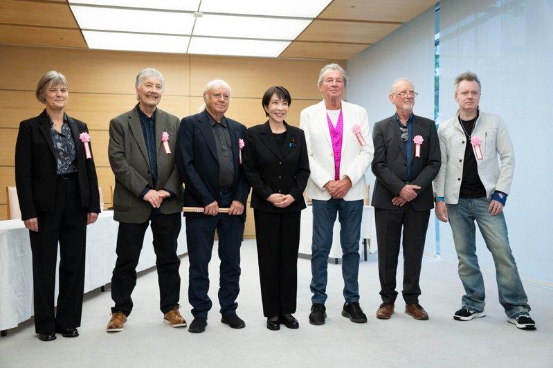 日本首相高市早苗(中)10日接见来日巡演的英国传奇摇滚乐团「深紫」。 (美联社)