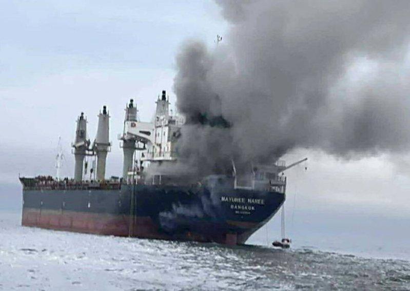 海员目睹伊朗导弹袭击后精神状态每况愈下,濒临极限。图为一艘悬挂泰国国旗的船只上月...