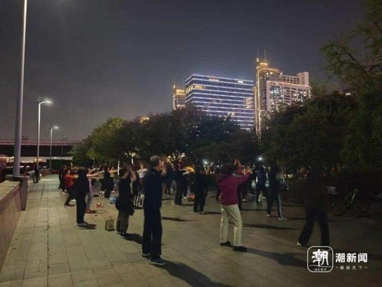 眼前钱塘江 耳边却有广场舞低音炮 杭州20楼房业主破防 游步道上的广场舞方阵。(取材自潮新闻)