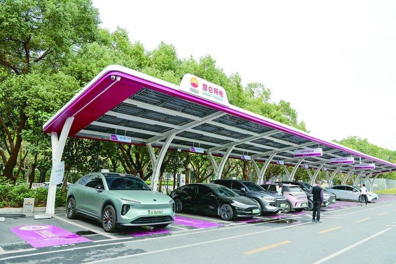 深圳多起建设电动车超充站。图为深圳笔架山公园的智能超充站。(新华社)【作者:许峰...