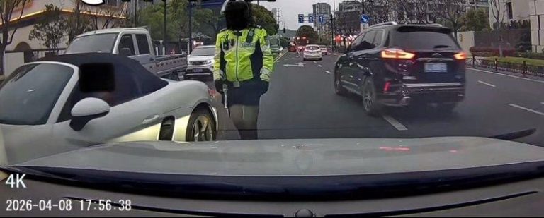 浙江台州一辆保时捷逆向行驶，还当着交警的面威胁另一车主。（视频截屏）