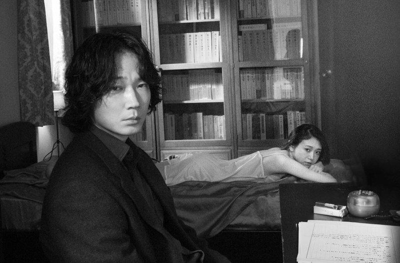 绫野刚（左）饰演一名周旋于多名女性之间，却因往日伤害而拒绝去爱的小说家矢添。(图...