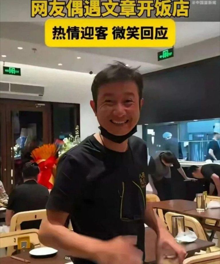 文章开餐馆，递菜单时微微躬身，跟顾客说话也轻声细语，全程笑脸相迎。(视频截屏)