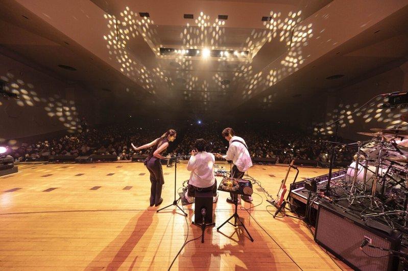 告五人近期带着「Run, Run, Run! 黑夜狂奔」前进美东开唱。(相信音乐...