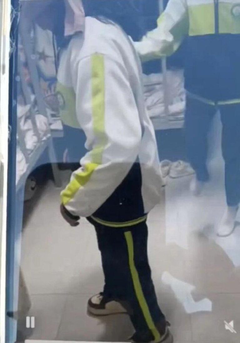 云南初三女生被5舍友狂殴4次 官方处理方式惹怒全网 中学女生张某某被打画面 。(取材自央视新闻客户端)