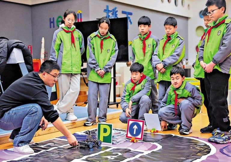 中推智能素养 AI纳入教师资格考试和认证内容 中国10日启动「人工智能+教育」行动计划,确定将AI纳入教师资格考试和认证内容。...