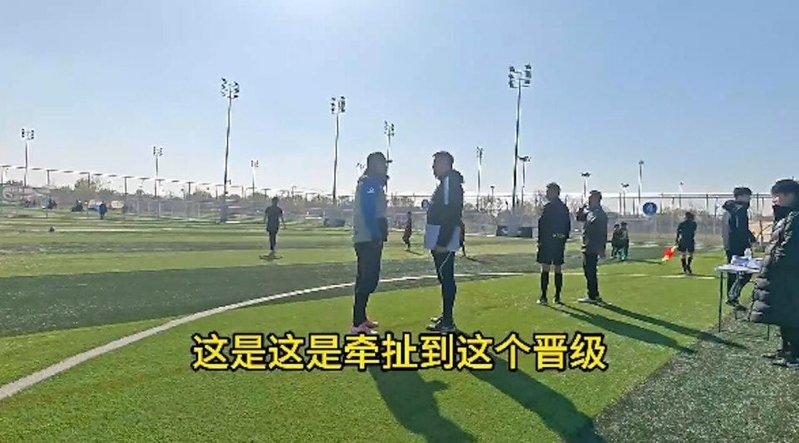 有球队教练不满，向裁判申诉。（视频截屏）