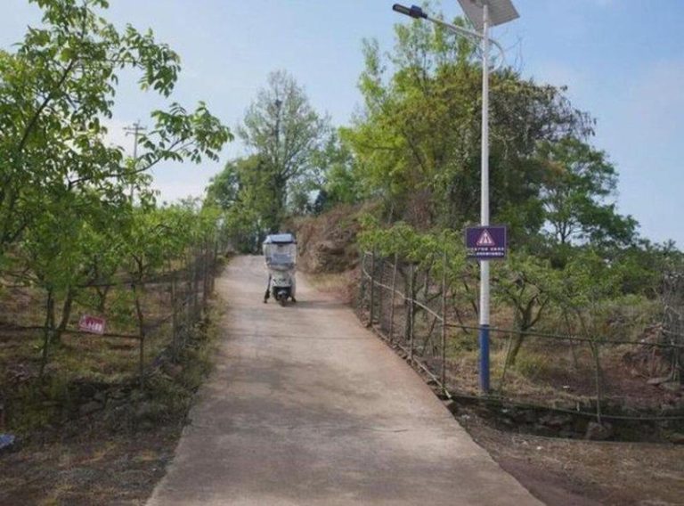 死哪讹哪? 骑友抄近路摔车亡 家属向地方索赔惹群嘲 事故发生后,花果村设置了警示标志。(取材自问政四川)