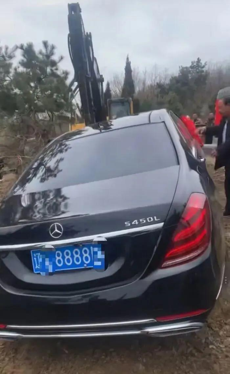 迷信…辽宁车牌号8888百万奔驰当陪葬品 当天就被挖出 辽宁一辆车牌尾号带「8888」的奔驰车被当陪葬品下葬,引发关注。(取材自新黄河)