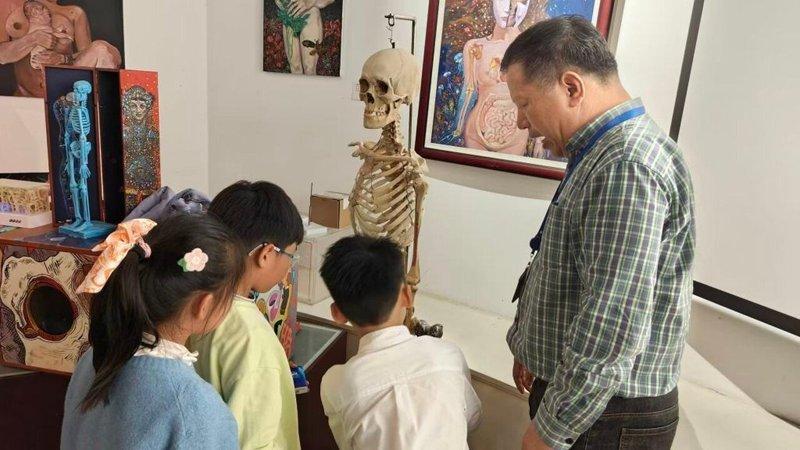 馆长周国民为小朋友讲解。（取材自澎湃新闻）
