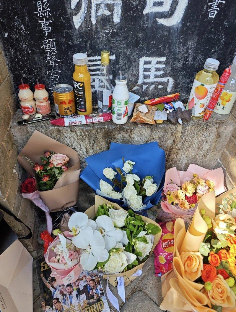 去病墓前不缺薯片、辣条等各种零食和饮料。(视频截屏)