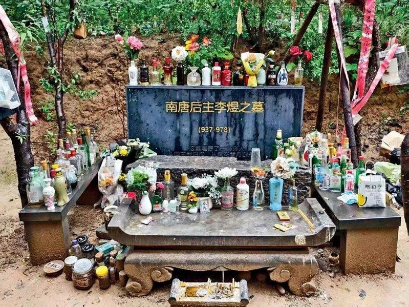 民间所立的「李煜墓」墓碑,如今成为扫墓胜地。(取材自中国新闻周刊/元文懿供图)