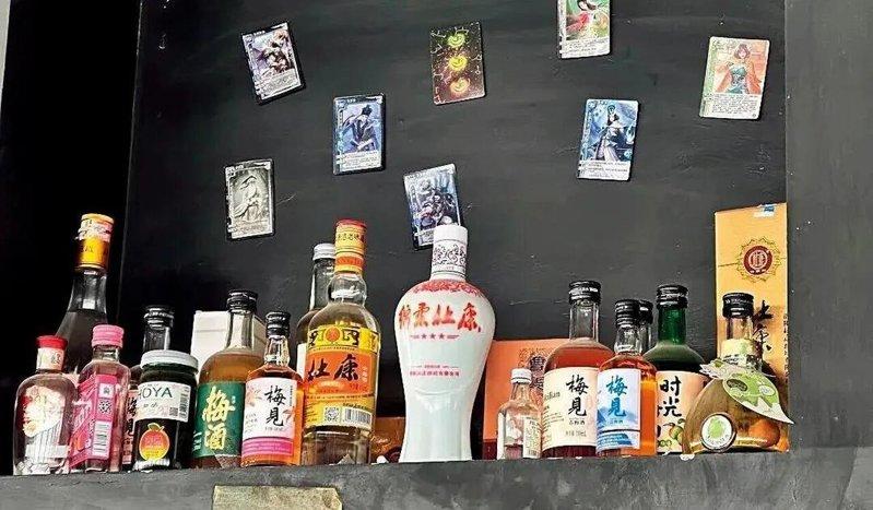 布洛芬、杜康酒等各类祭品。(取材自中国新闻周刊/社交媒体图)