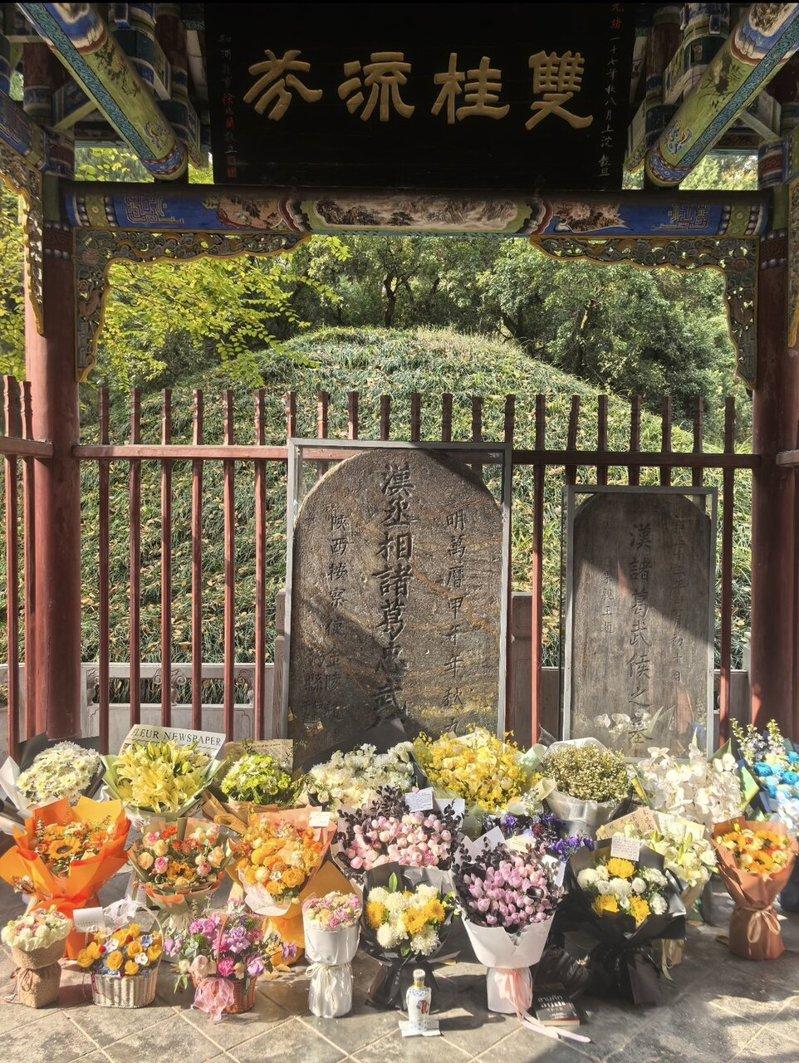每年清明前后,诸葛亮墓前总被摆满鲜花。(视频截屏)
