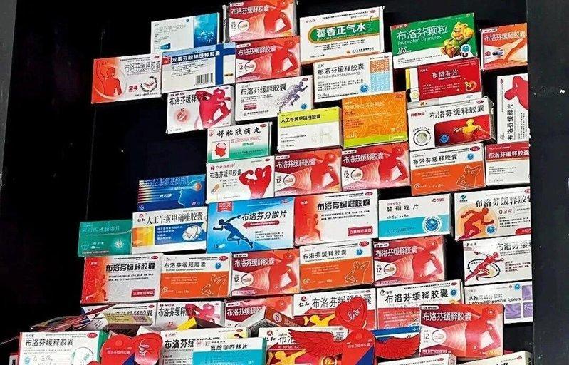 布洛芬、杜康酒等各类祭品。(取材自中国新闻周刊/社交媒体图)