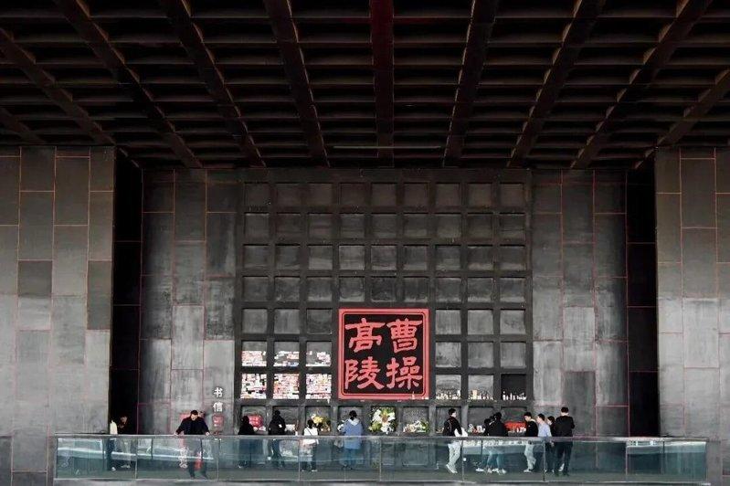 人们在河南安阳市曹操高陵遗址博物馆献上祭品。(取材自中国新闻周刊/视觉中国图)
