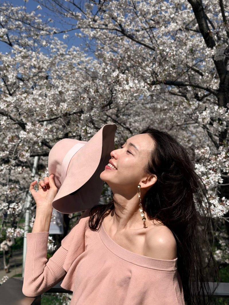 林志玲赏樱花，迎接春天的到来。（取材自Instagram）