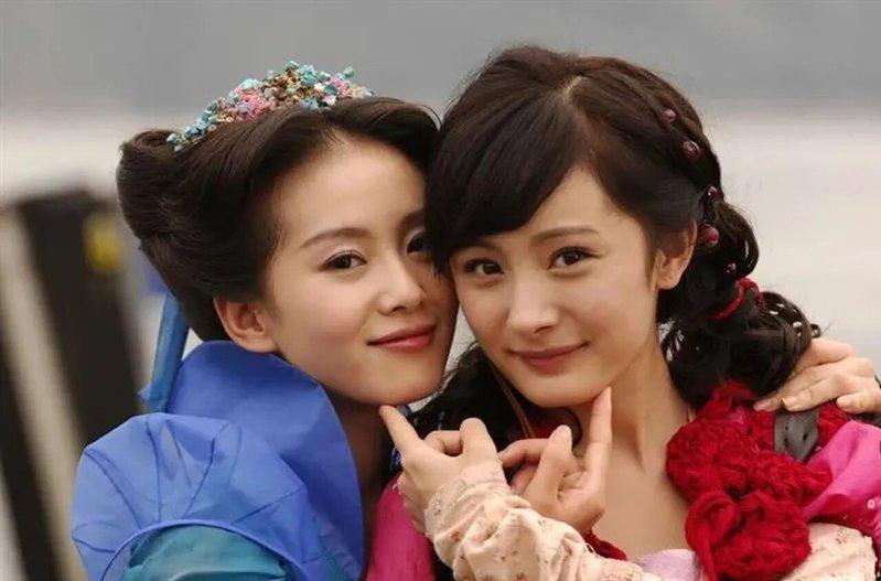 刘诗诗(左)与杨幂因为拍「仙剑奇侠传3」展露头角。(取材自微博)
