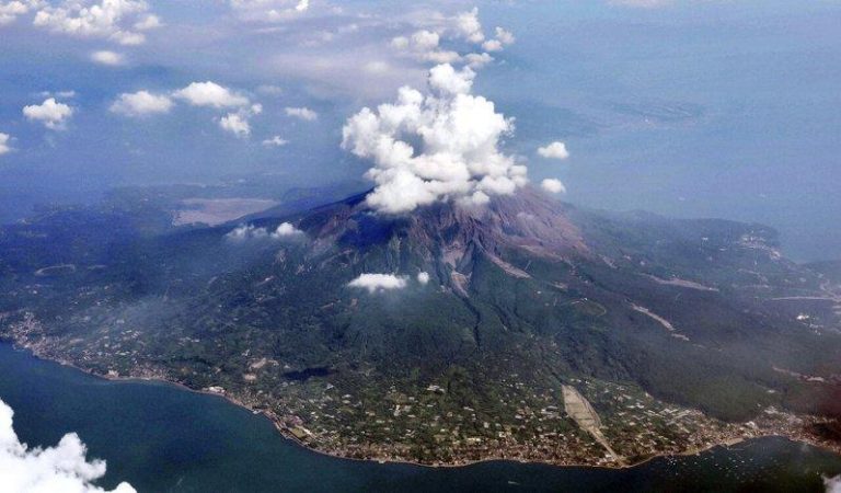 日本南部鹿儿岛市的樱岛火山再度爆发，这是4个月来第二次喷发，大量火山灰直冲数公里...