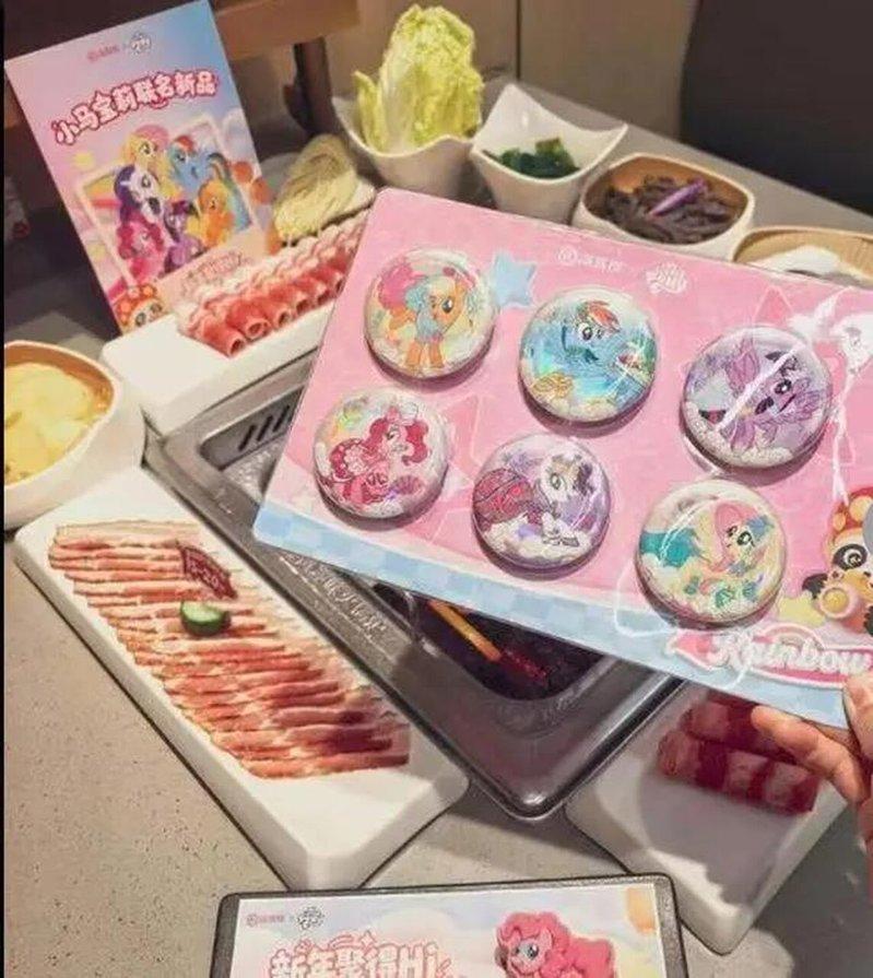海底捞联名玩具。（取材自封面新闻）