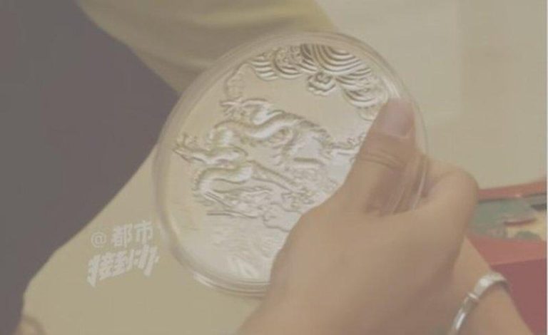 有些「金币」质地很硬，剪开表皮后能看到里面明显的白色。（取材自都市快报橙柿交互）