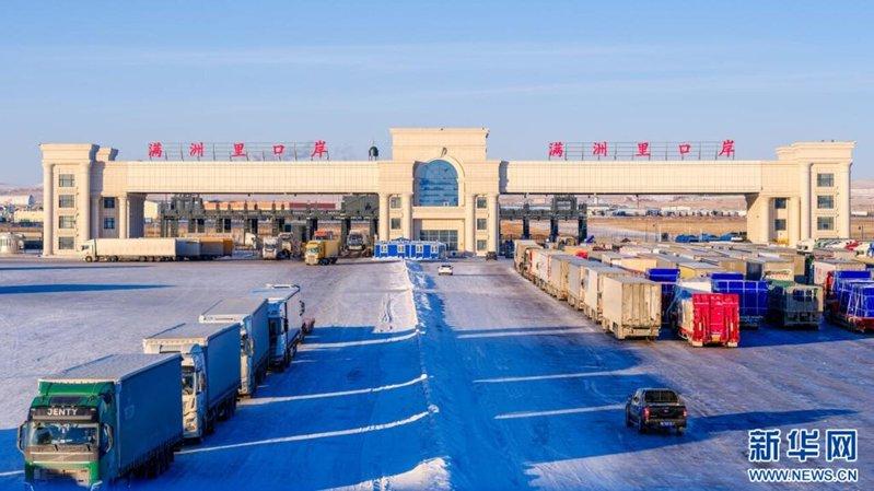 内蒙古自贸试验区11日揭牌。图为出入境货车排队通过满洲里公路口岸。 (新华社)