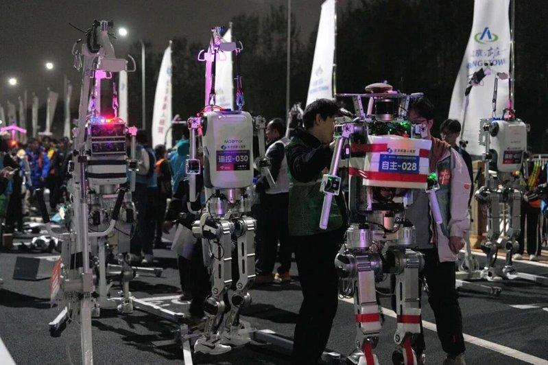 人形机器人选手在比赛前做准备。(取材自川观新闻)