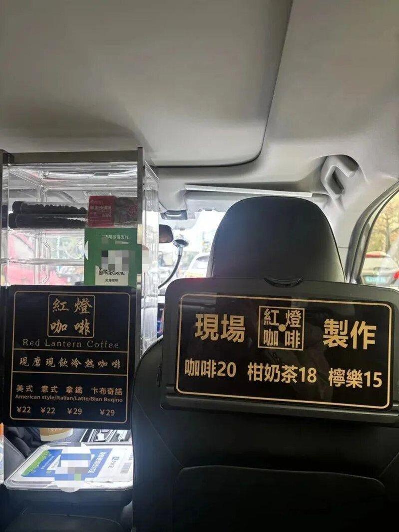 广东一名网约车司机在车上提供现磨咖啡制作。(取材自上游新闻)